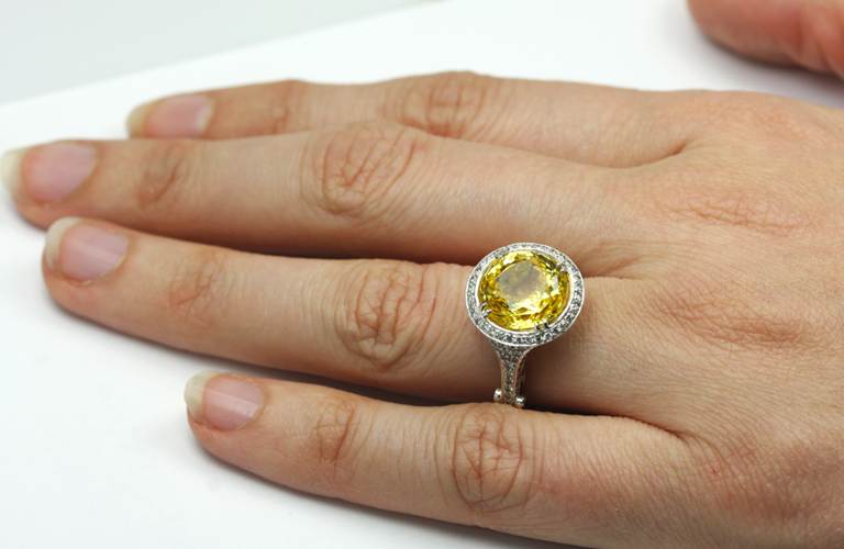 wear the yellow sapphire gemstone
